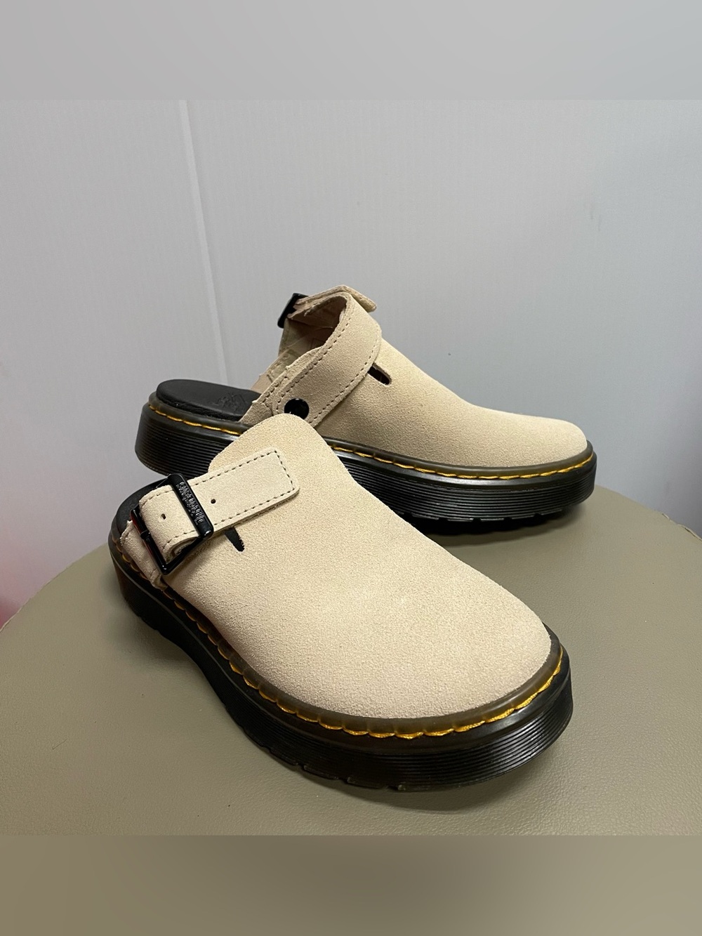 DR MARTENS CARLSON TAN SUEDE CLOGS SZ 4 M